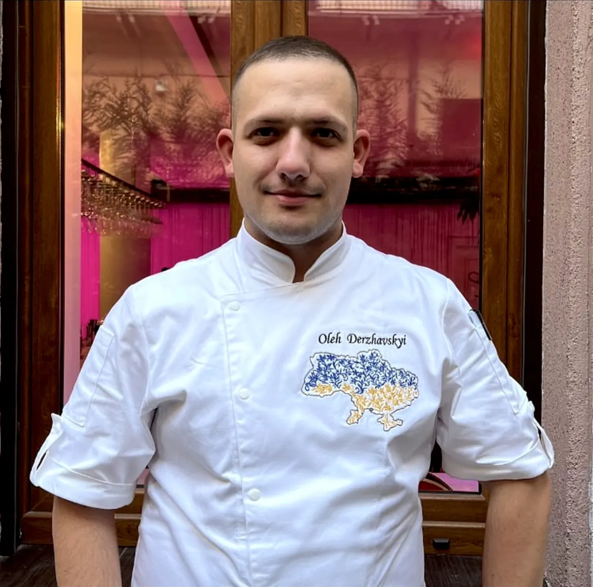 Шеф-повар в кителе с вышивкой